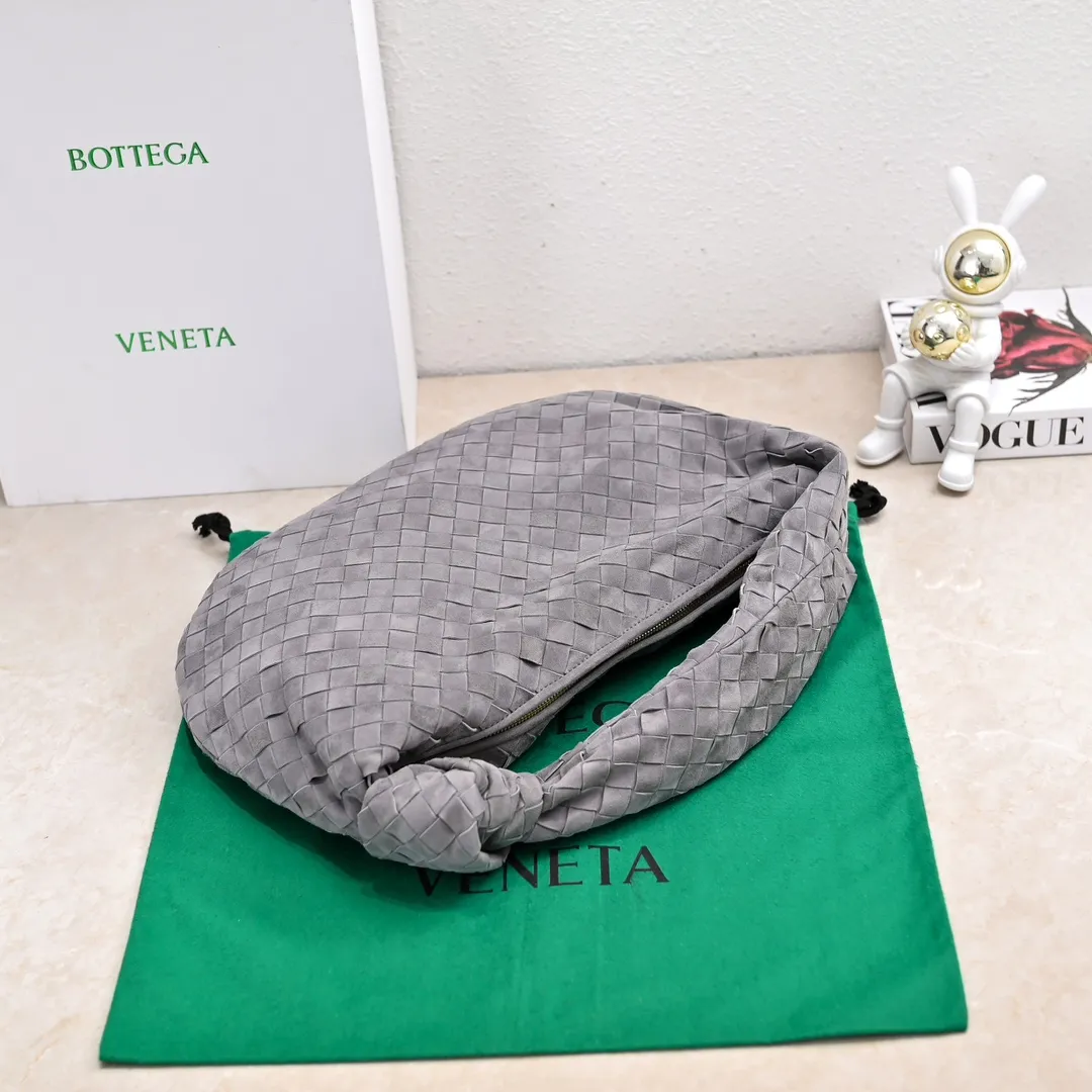 Batch 1960 #BV 𝗝𝗢𝗗𝗜𝗘# Street style’s new favorite fashionable large size 𝙟𝙤𝙙𝙞𝙚 It’s coming, it’s coming, it’s really coming! I have always thought that knitted BV is old-fashioned, until I met it - 𝙟𝙤𝙙𝙞𝙚, I realized that the original classic knitting elements and the new knot element design can be so fashionable! I have to admire Daniel Lee’s design talent! Large capacity to meet daily needs! Fashionable and versatile, it’s perfect for concave shapes, take it out to hit the streets! Size: 48*40*16 Style number: 6698